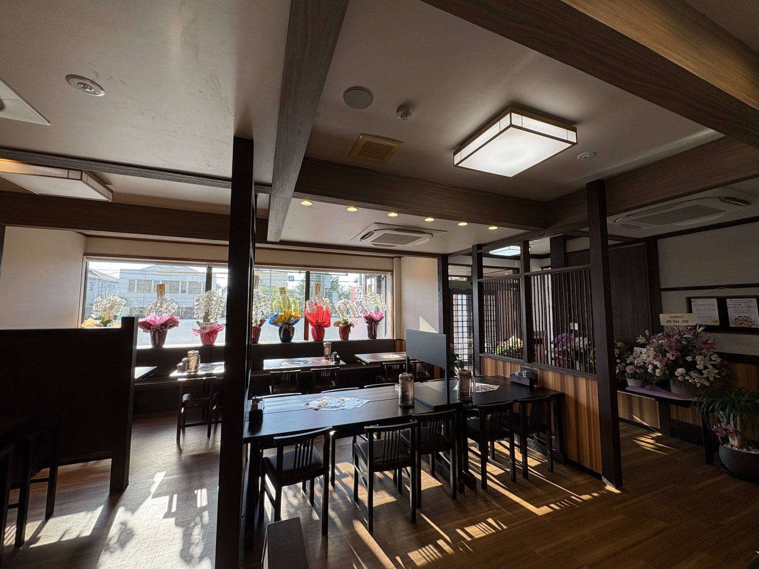 窓から光が入る角屋の店内
