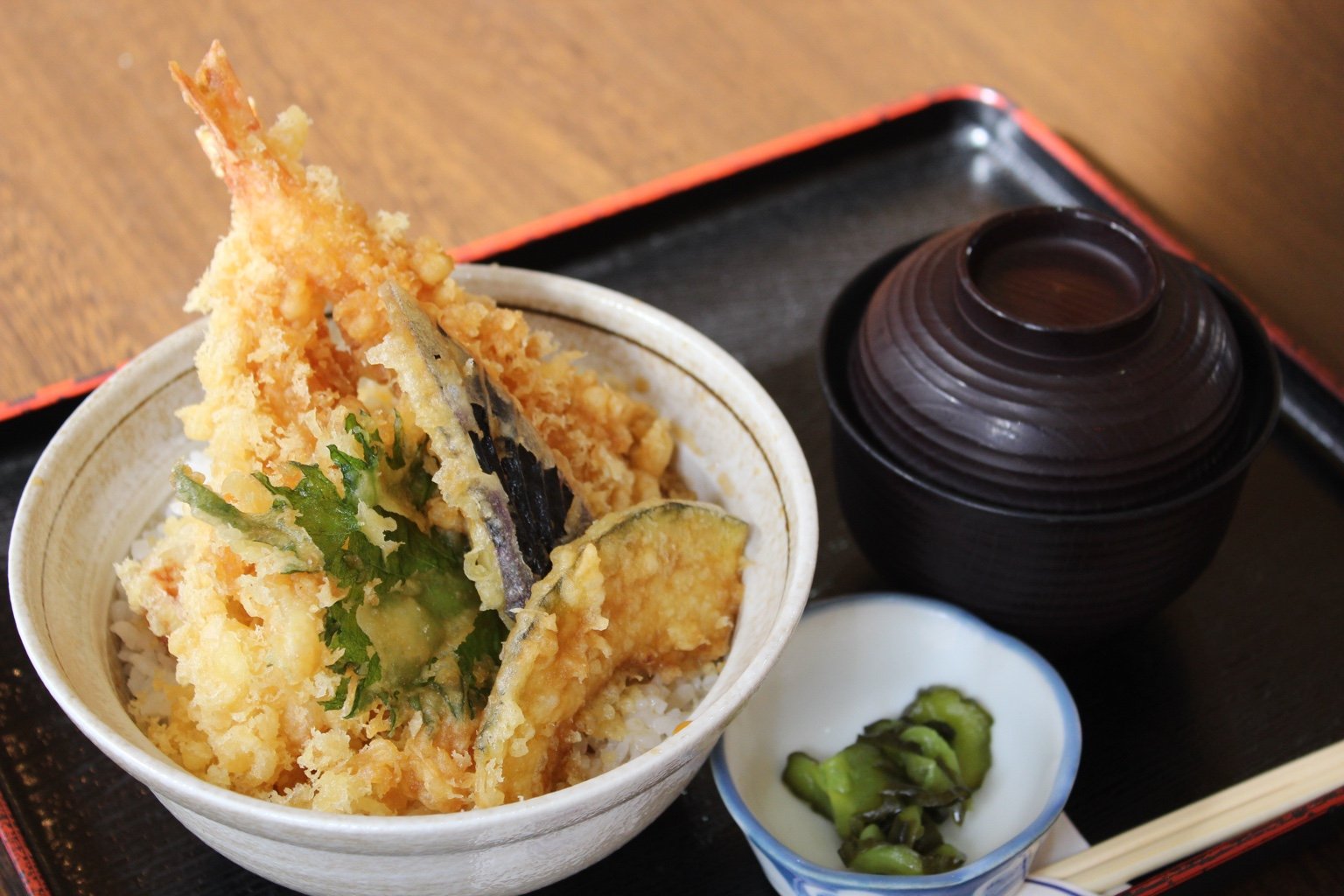 海老と野菜の天ぷらをのせた天丼