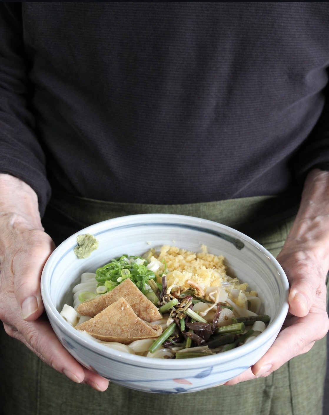 両手で差し出す、角屋のきしめん