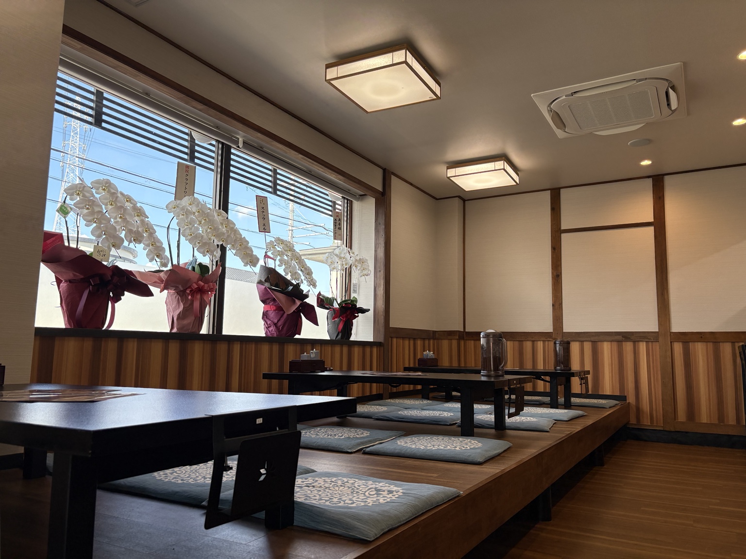 窓から光が差し込む角屋のお座敷